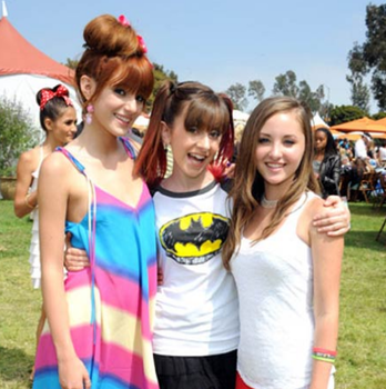 Allisyn Ashley Arm i Bella Thorne puzzle